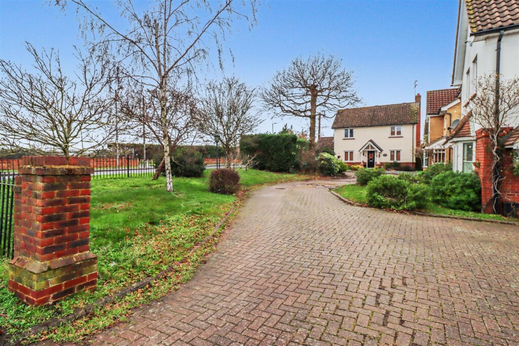 Carlyle Gardens, Wickford