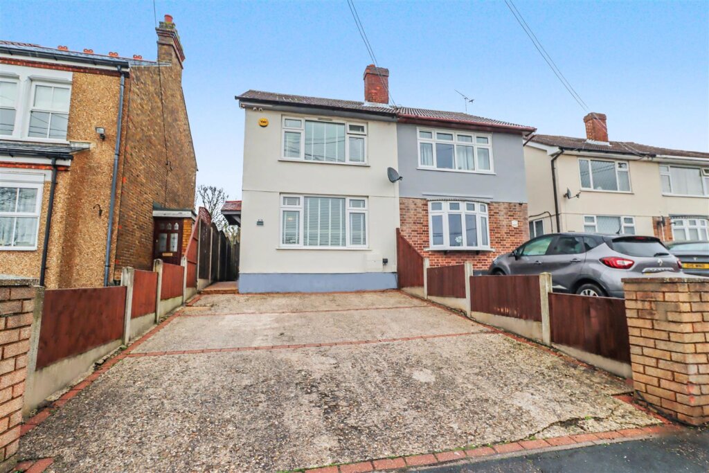 Russell Gardens, Wickford
