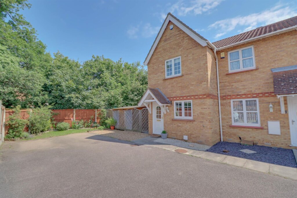 Carlyle Gardens, Wickford